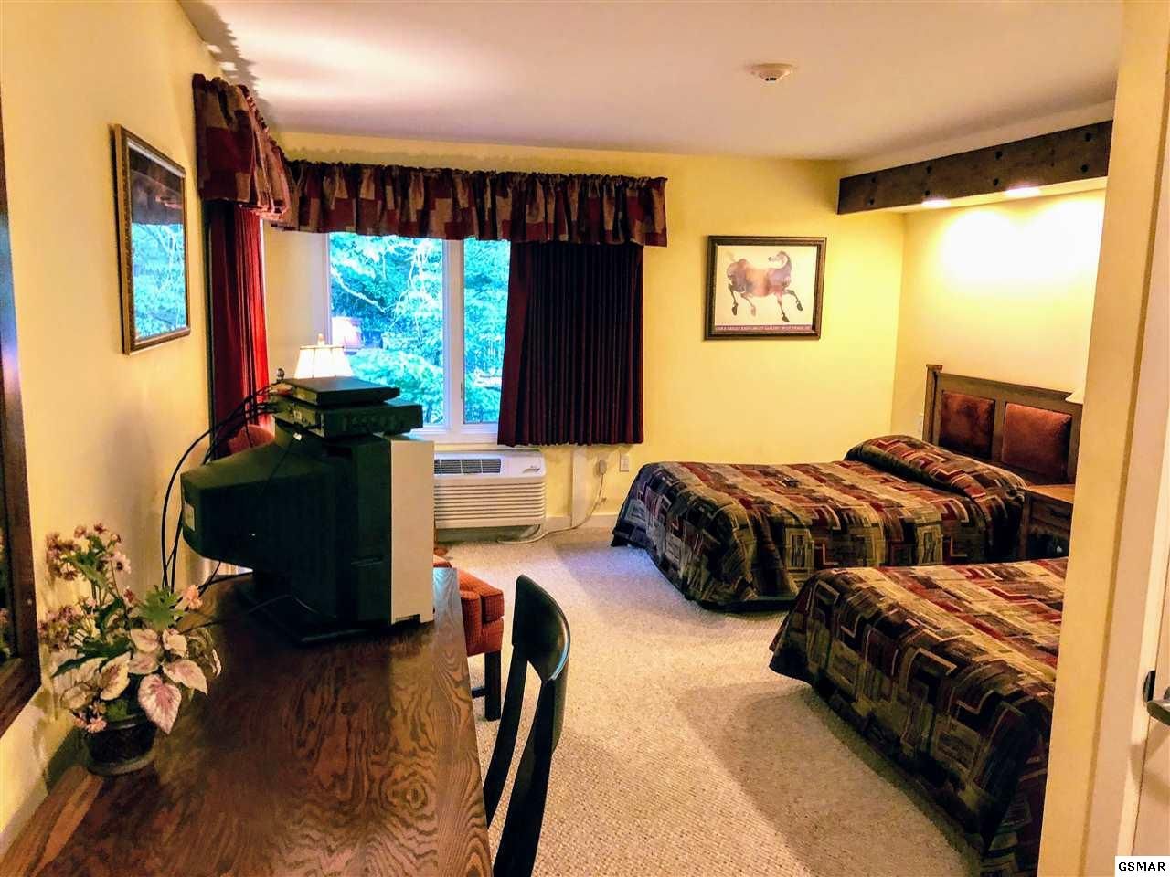 425 Stuart Ln, Gatlinburg, TN 37738